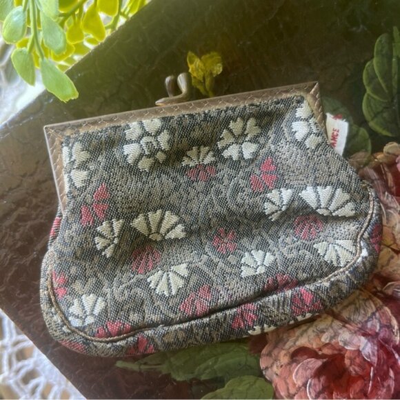 Vintage Tapestry Coin Purse ~Floral ~Metal Kiss Clasp~Red Satin Lining - Picture 1 of 9